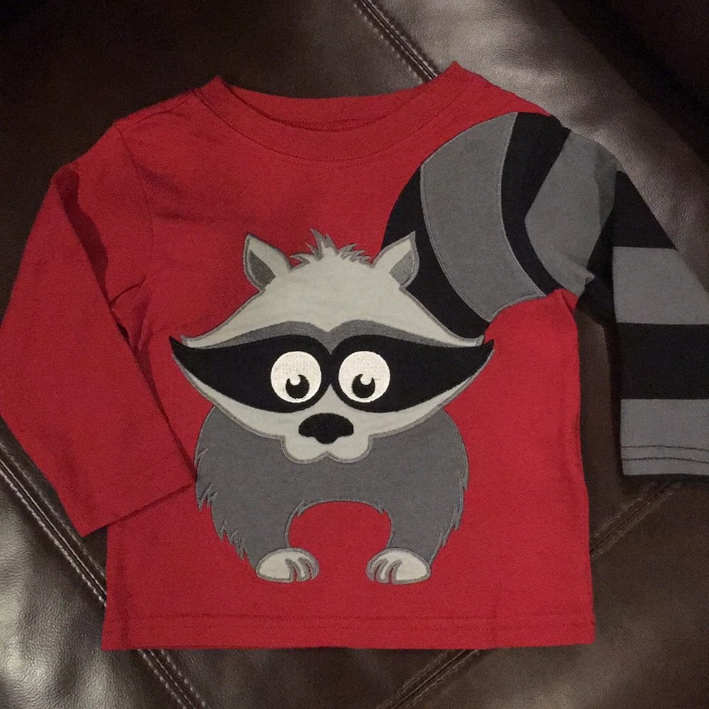 🦝Red Long-Sleeve Shirt w/ embroidered Raccoon
